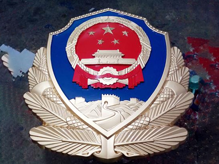 如何确保警徽制作的精细度
