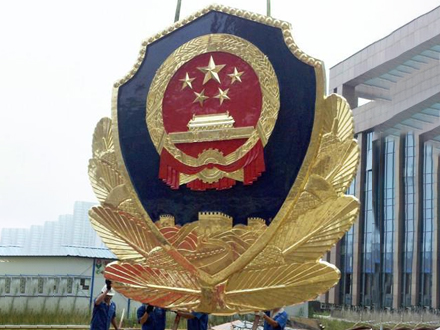 制作警徽的材料选择与工艺解析
